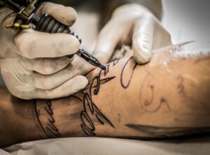 tattoo binnenkant onderarm vrouw