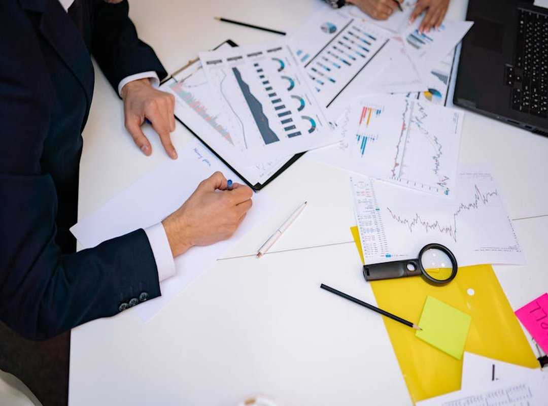 top financial analysts